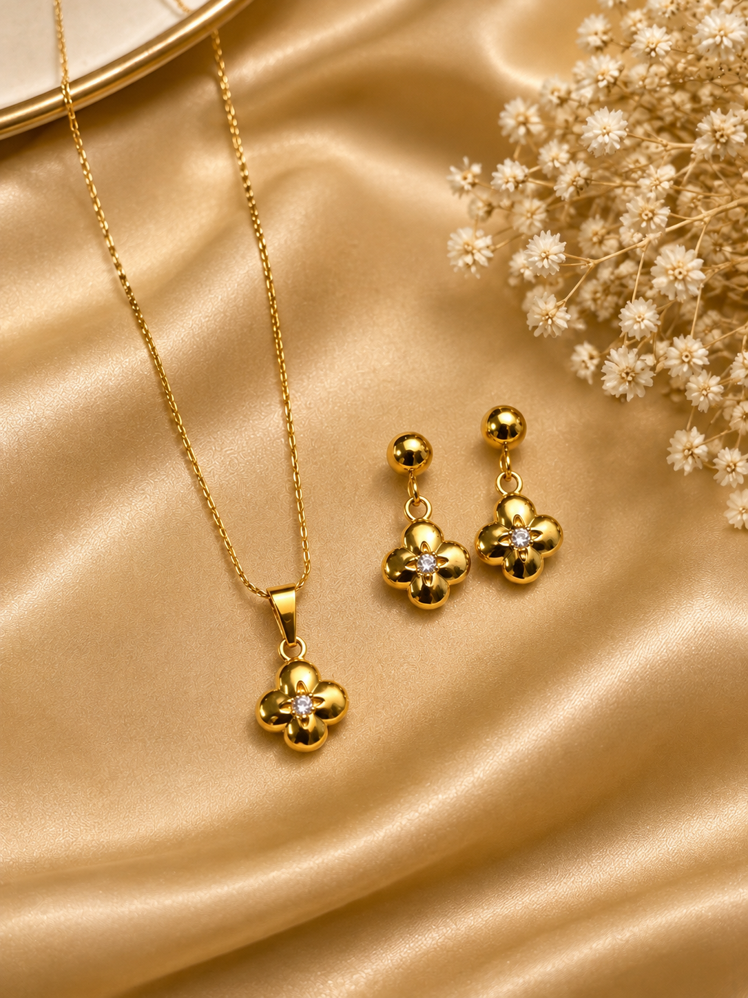 Gold Clover Necklace Set